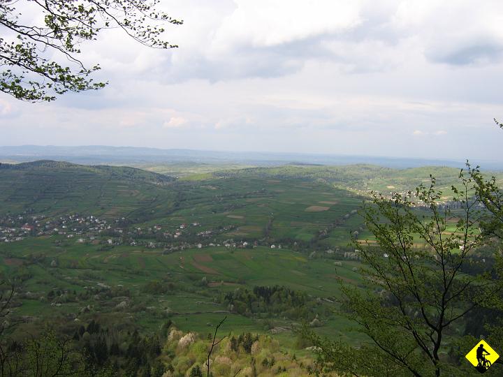 fot 098.jpg - Decyduję dojechać do Iwonicza Zdrój, potem wrócić jakoś do Dukli. Widok na drogę(czyli w stronę Krosna), którą bedę wracał (o czym w tamtym momencie nie wiedziałem).